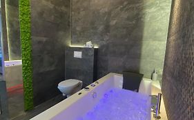 Apartament biały z jacuzzi